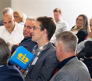 SNELLER BESLISSEN, DICHTER BIJ DE LEDEN